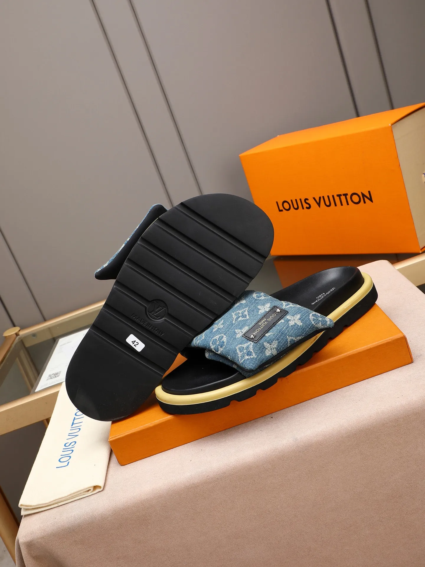 PP360 [LOUIS VUITTON] Louis Vuitton, LV printing, men's and women's slippers are on the market. The drawer box packaging comes with a cloth bag and a card. The upper pattern looks very soft and waxy, and it is a super versatile leg slimming tool. Fabric: imported denim/canvas/old fabric, LV hardware LOGO, official website pattern printing, comfortable to wear, feet: high-elastic PU water table. Sole: foam sole, heel height: about 5cm. Code number: 35-46, 35, 45, 46 are custom-made and non-returnable. Color: multiple colors and styles available.